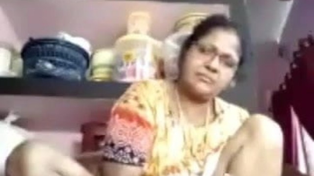 TIRUNELVELI TAMIL DELPHINE AUNTY SHOWING PUSSY HOLE