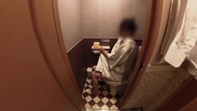 【静かに響く放尿音】彼女がオシッコ中のトイレに突入してみた/i Entered the Toilet where she was Peeing