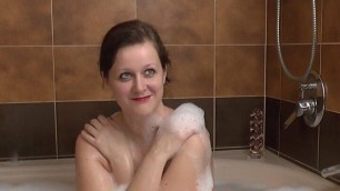 SexyLeni squirts in the bathtub